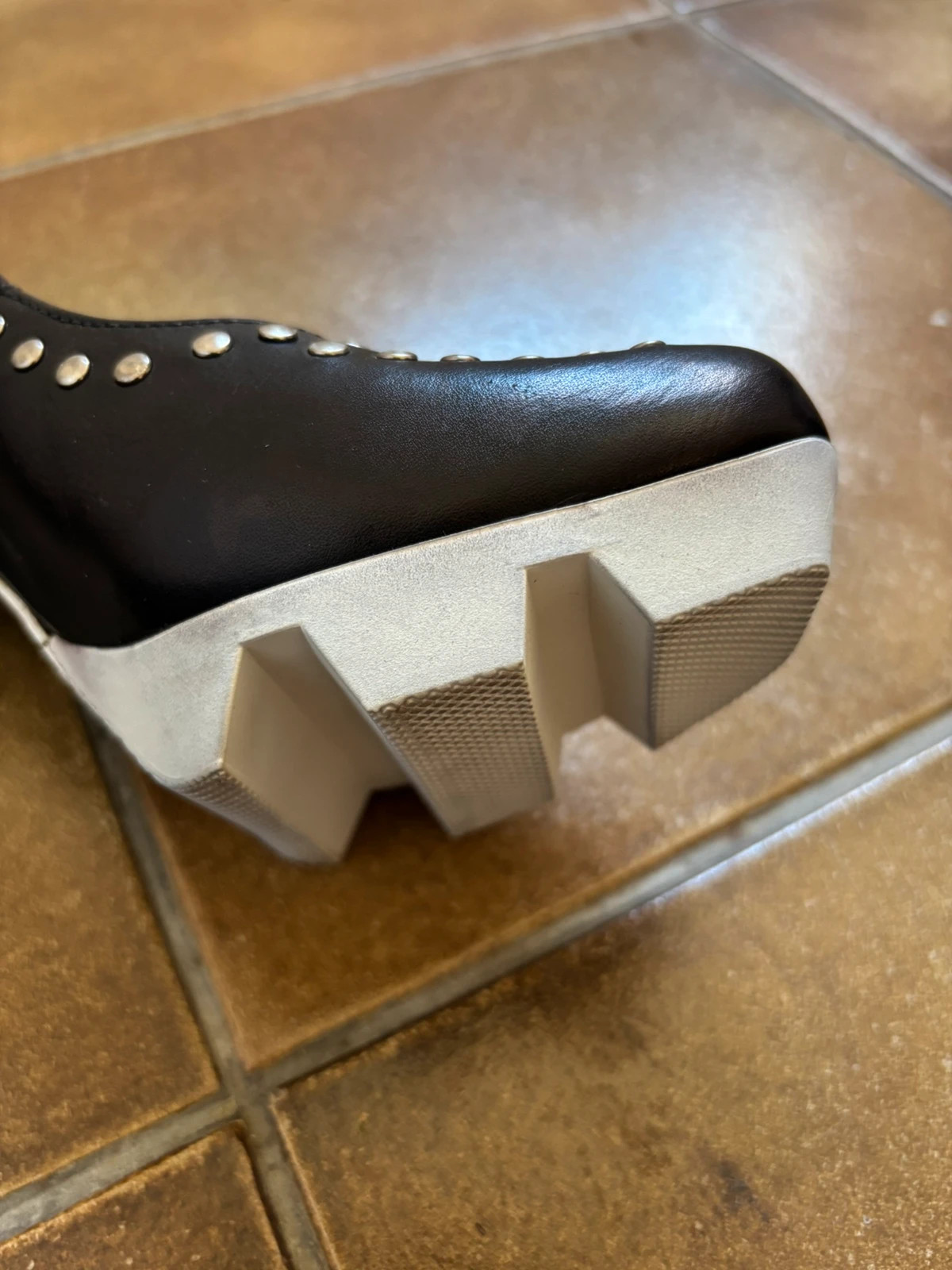 Escarpins à talon décalé cloutés – Like Smug – taille 37 5