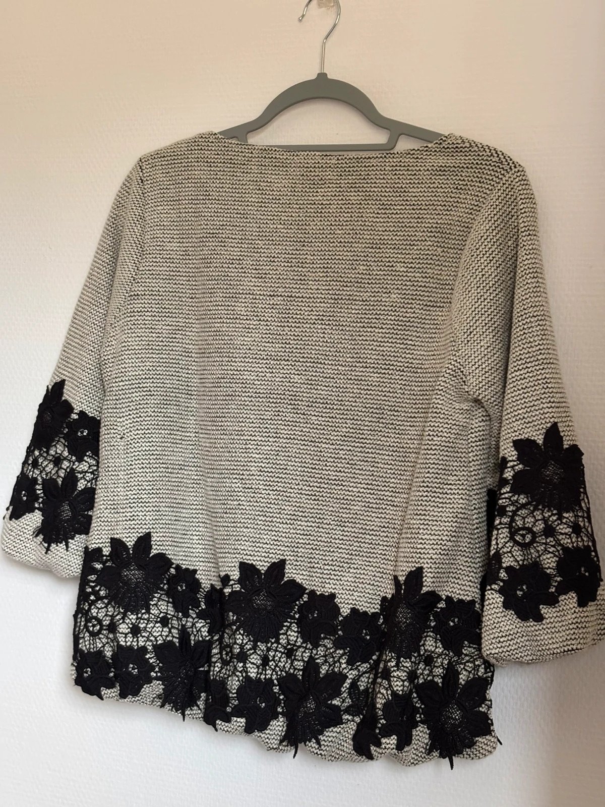 Pull maille chic dentelle florale – Holly Bracken – taille Taille unique 2
