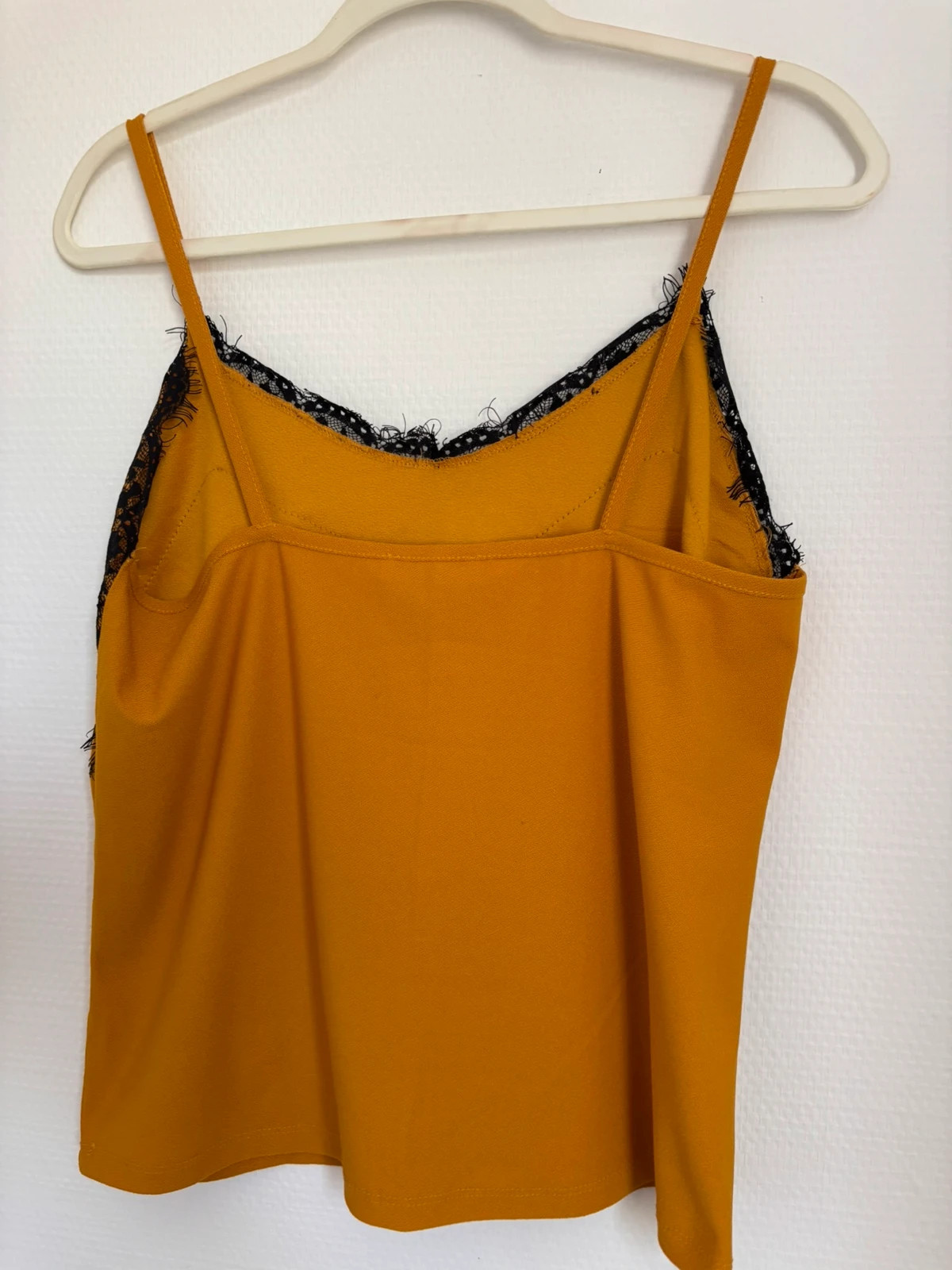 Débardeur satiné ocre à dentelle noire – Jennyfer – taille M / 38 / 10 2
