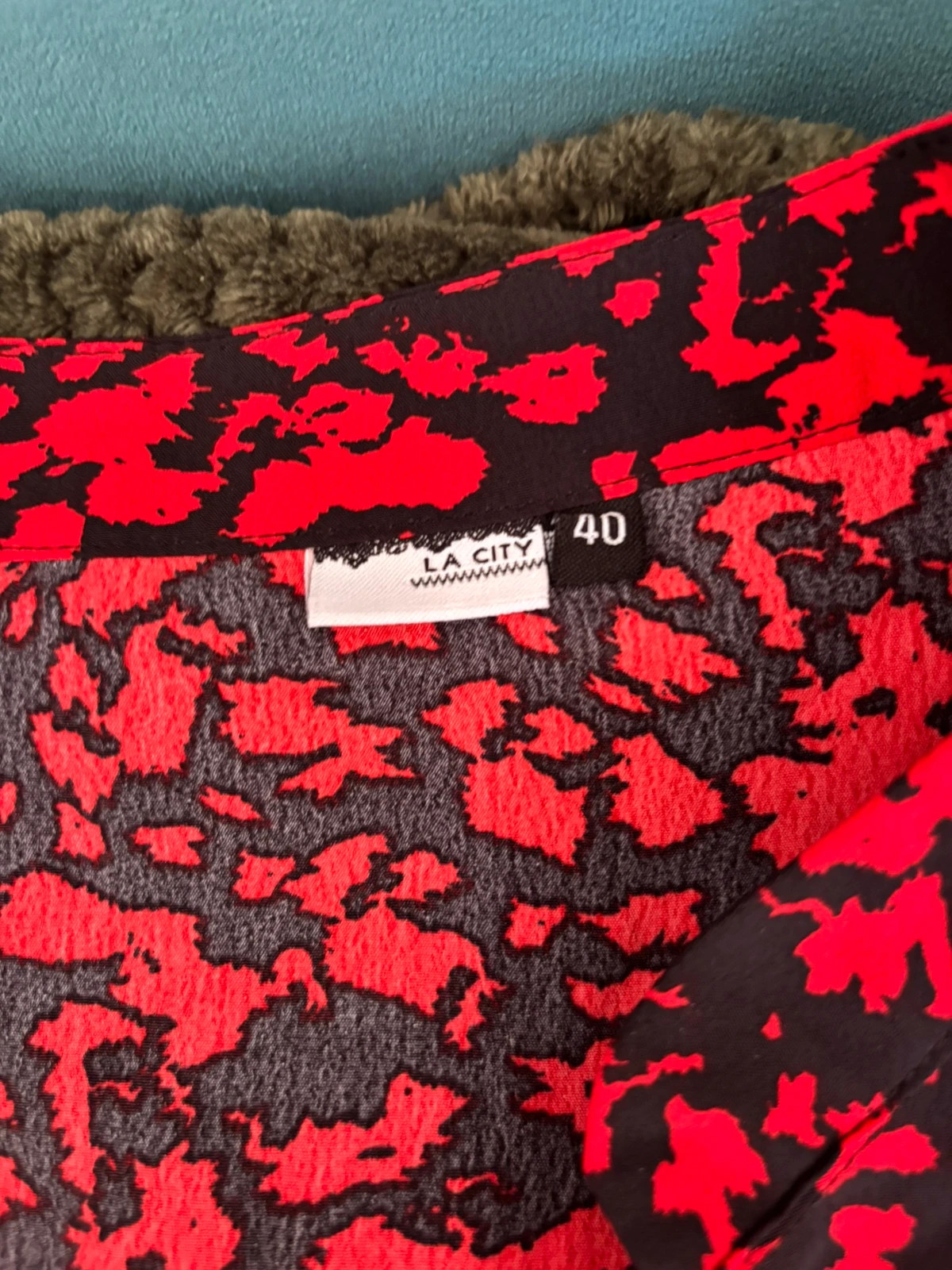 Robe fluide rouge et noire imprimée manches longues – La City – taille L / 40 / 12 4