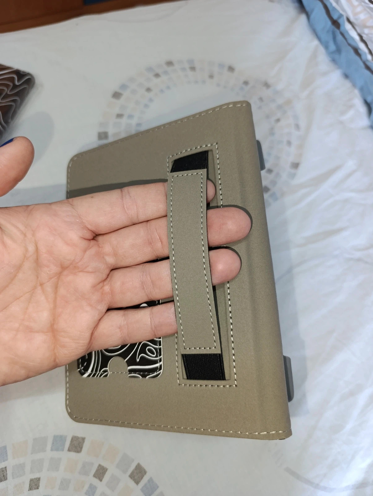 Funda universal eBook 7" Negro diseño lineal abstracto – Amazon 5