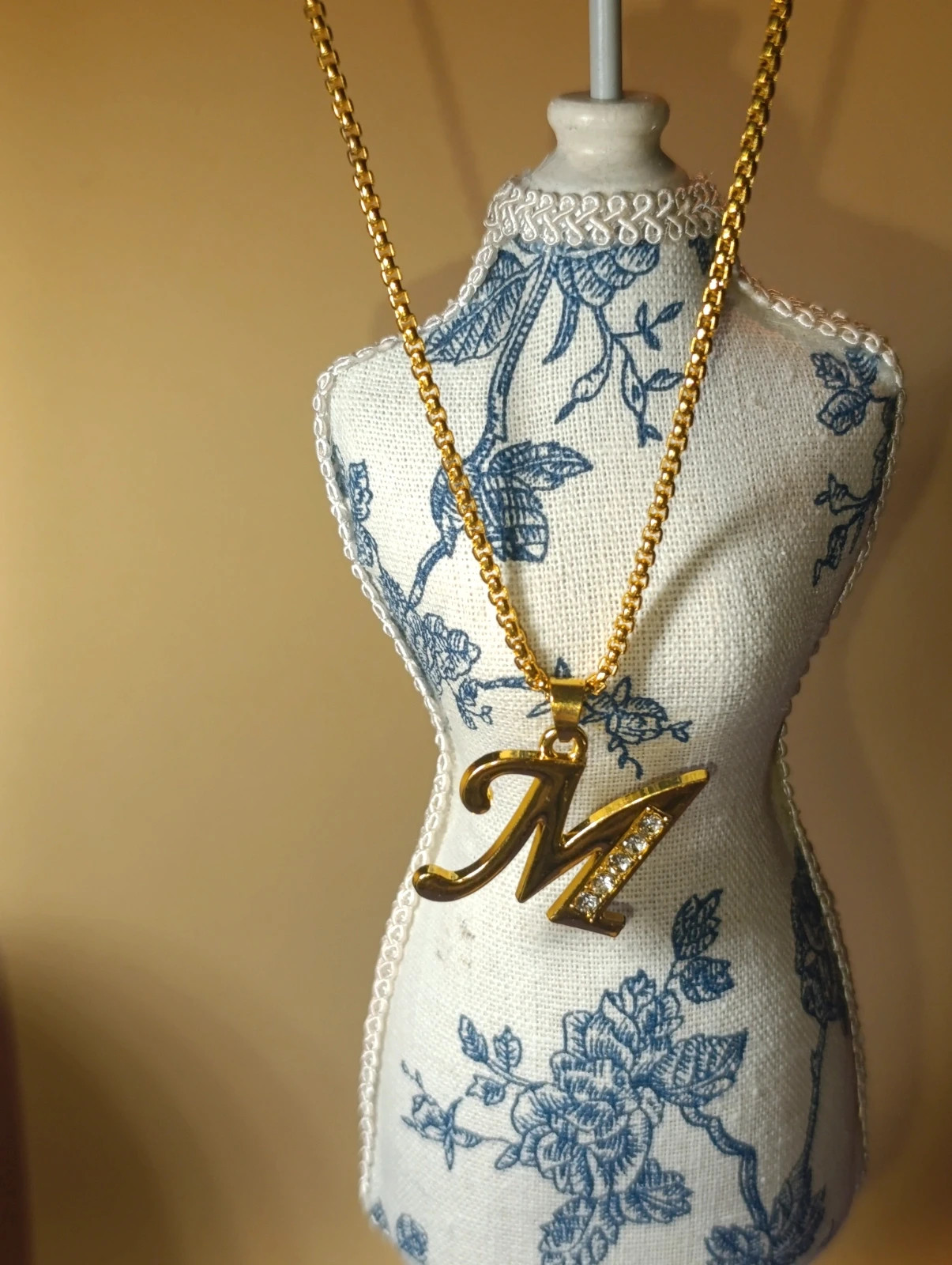 Collar acero dorado con colgante Letra M. 72 cms – COLLAR 3