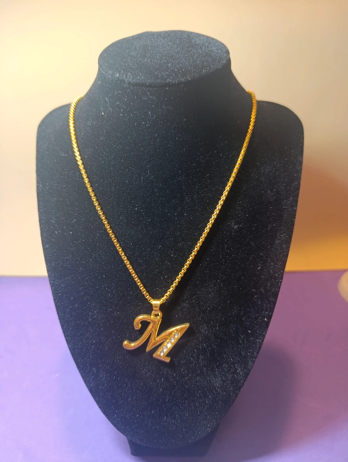 Collar acero dorado con colgante Letra M. 72 cms