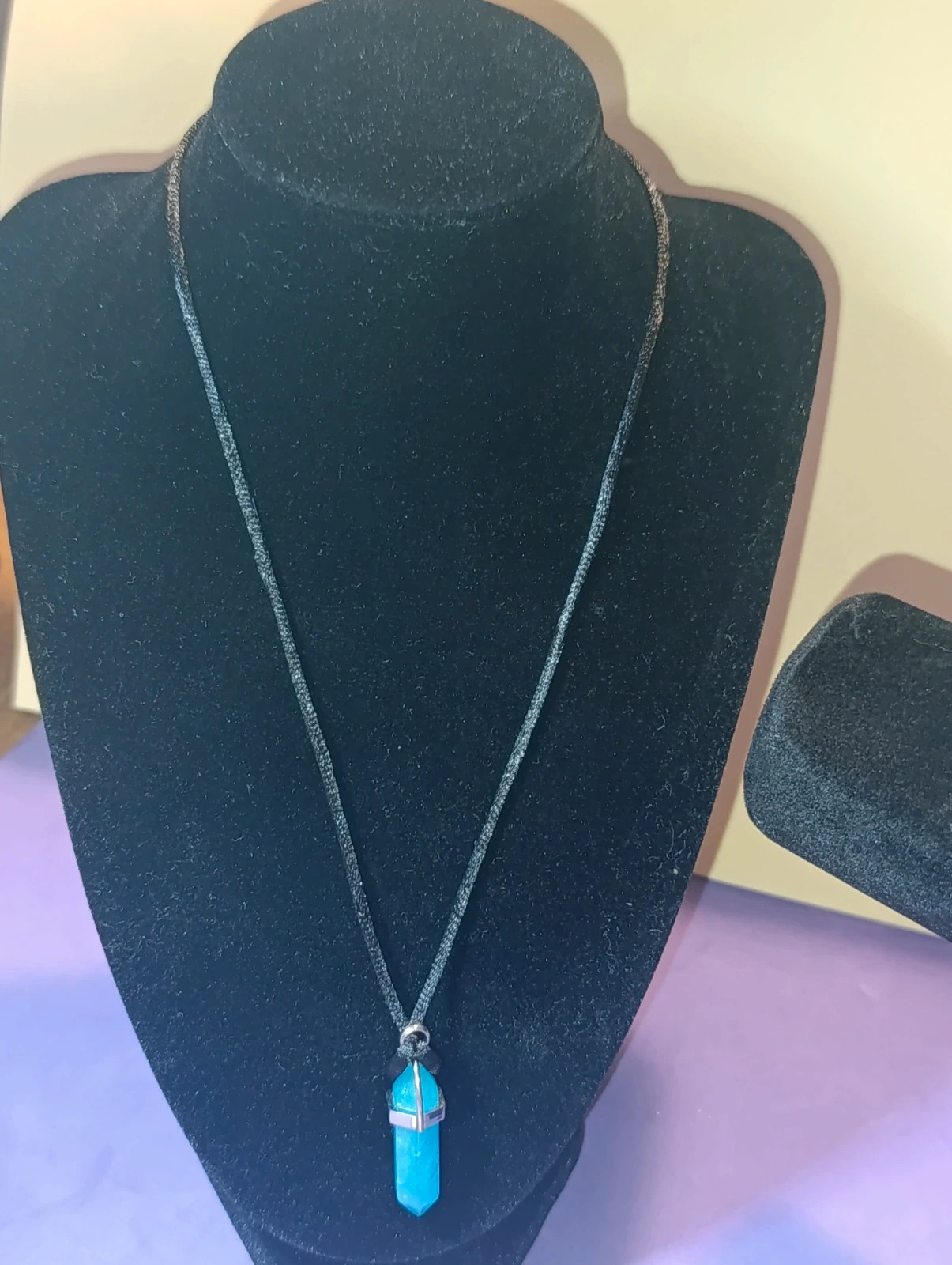 Collar con colgante howlita turquesa 56 cms