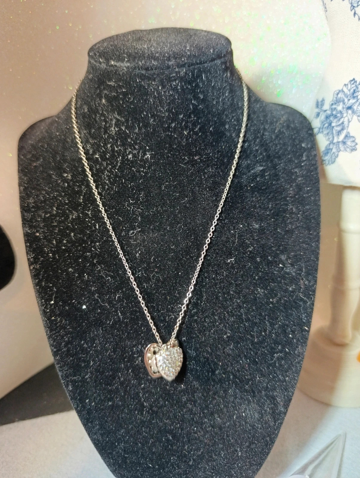 Collar de acero plateado y circonitas de dos Corazones y perla sintética 48 cms