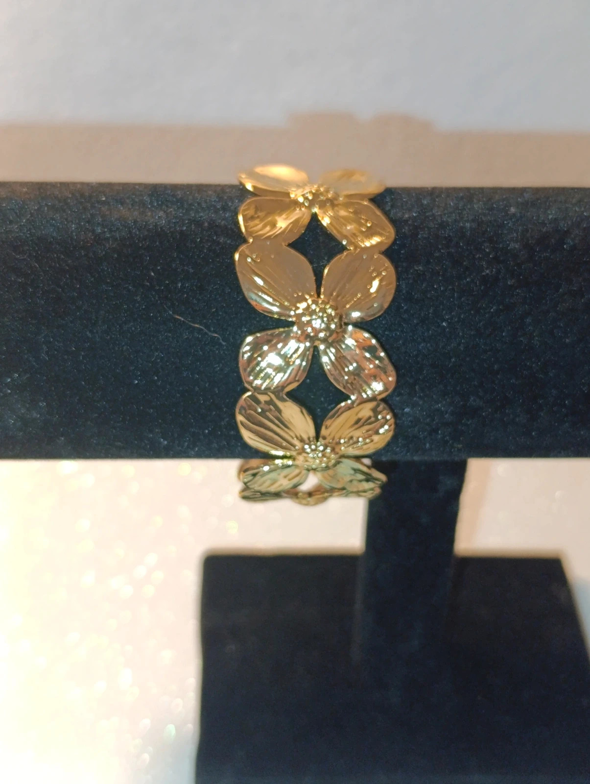 Brazalete abierto dorado diseño flores (6.3.cms diametro) – Brazaletes – taille Taille unique 3