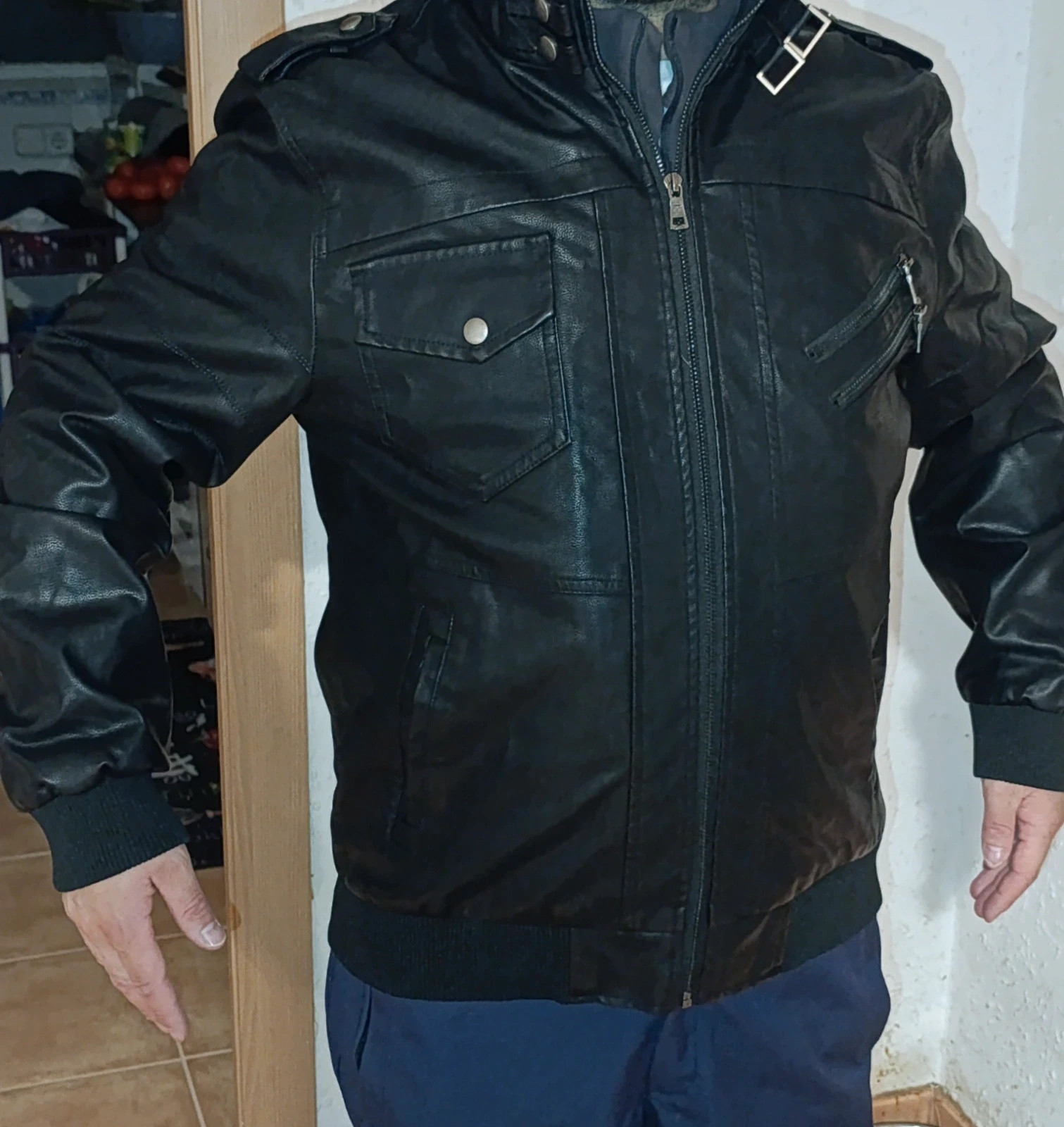 Cazadora efecto cuero sintético negro con capucha talla M/L – taille M / 38 / 10 2