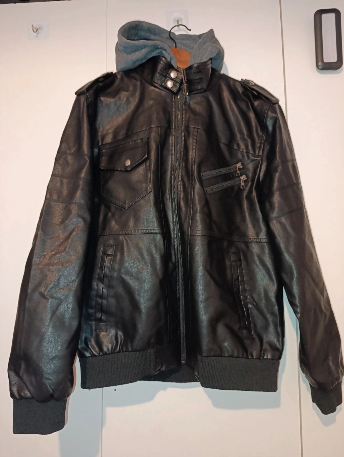 Cazadora efecto cuero sintético negro con capucha talla M/L – taille M / 38 / 10 4