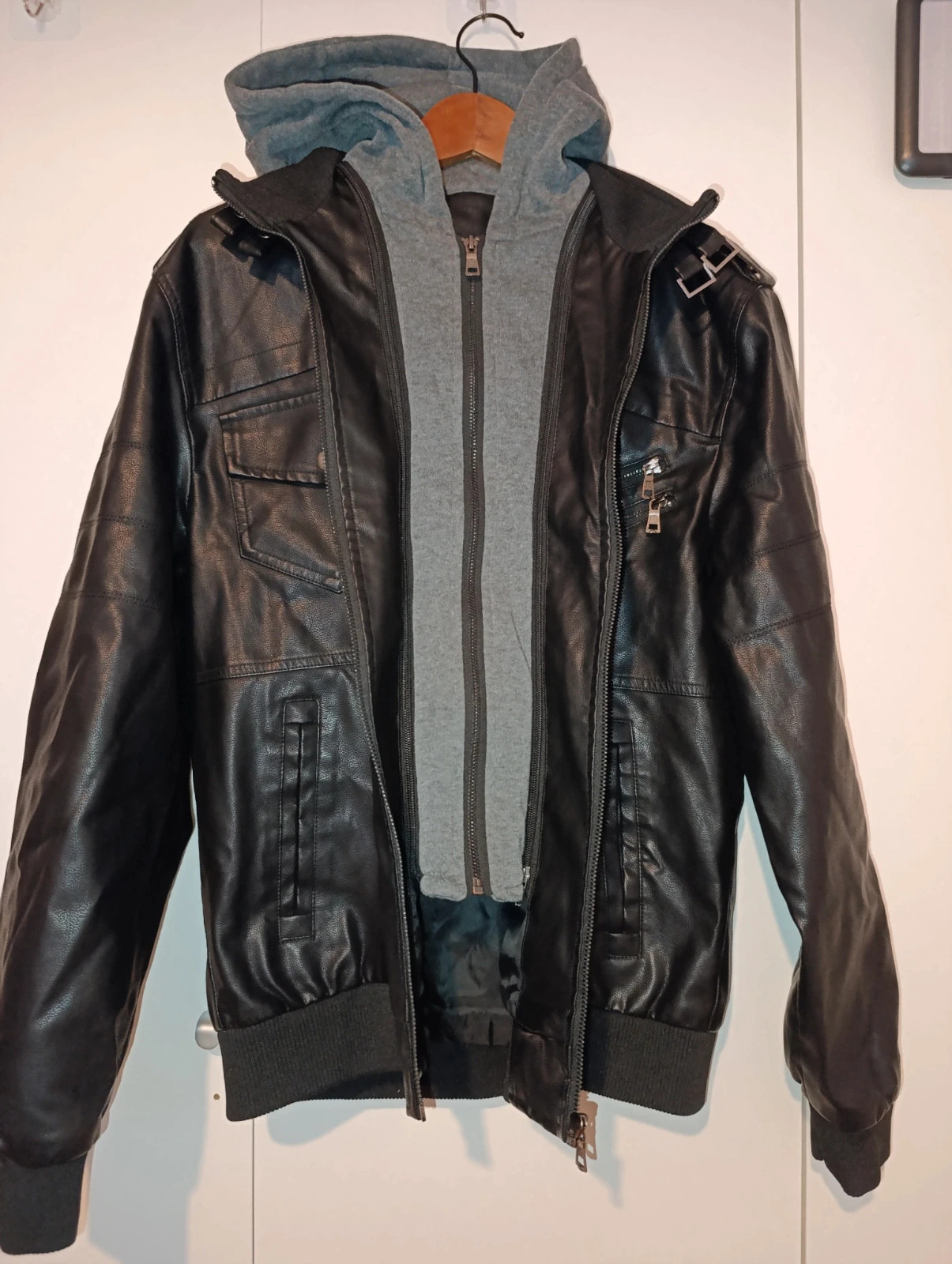 Cazadora efecto cuero sintético negro con capucha talla M/L – taille M / 38 / 10 5