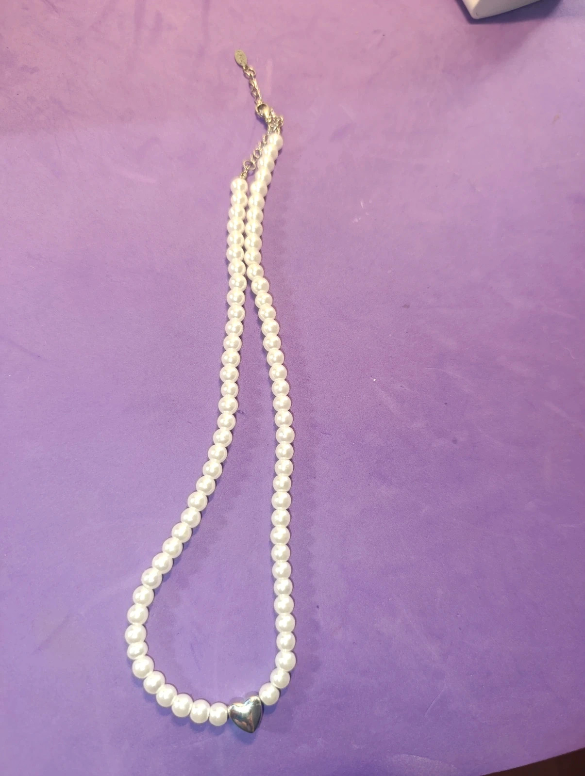 Collar perlas sinteticas con corazón de acero Lina. 48 cms – Lina 2