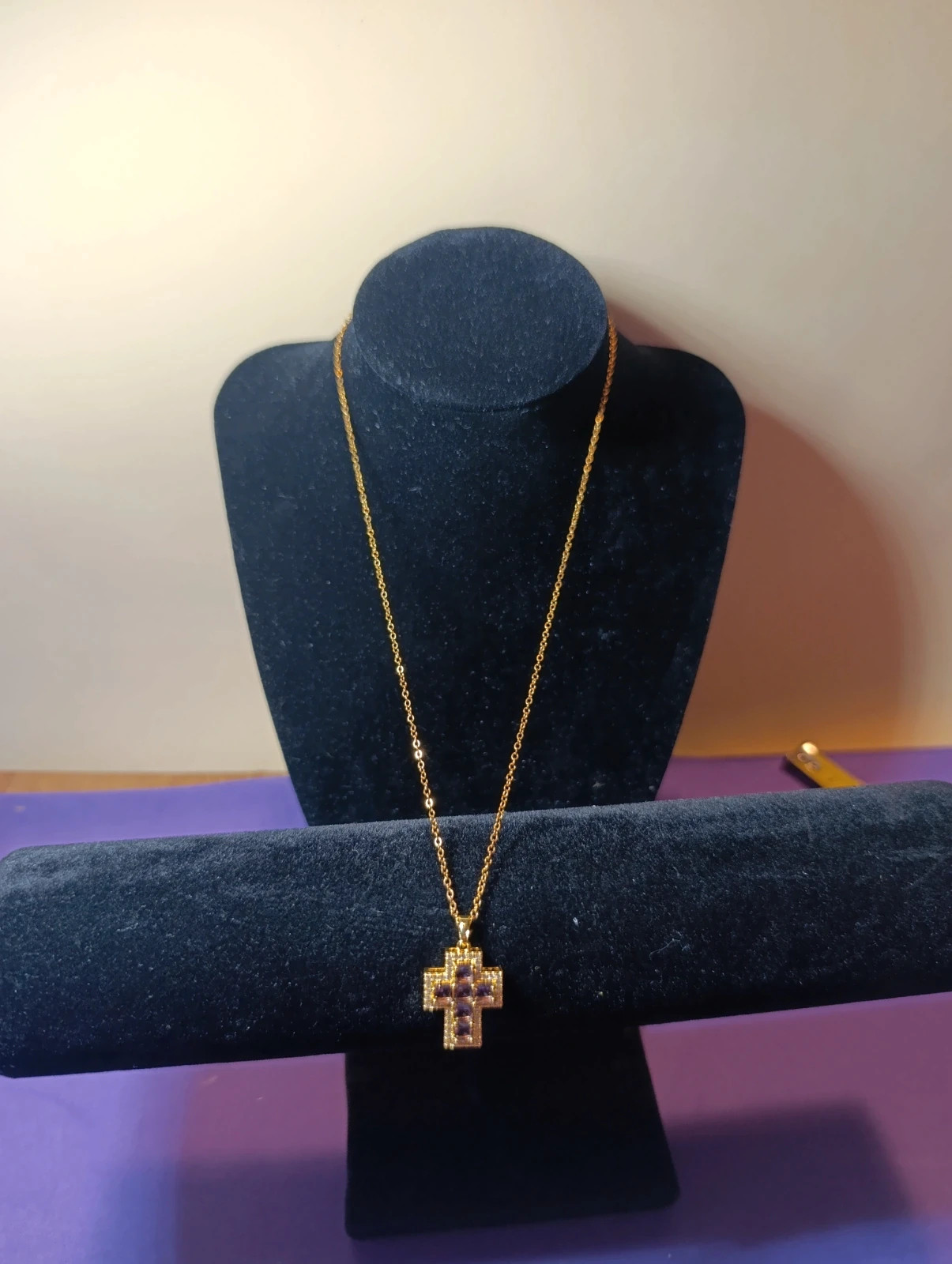 Collar de acero dorado con Cruz morada 46 cms