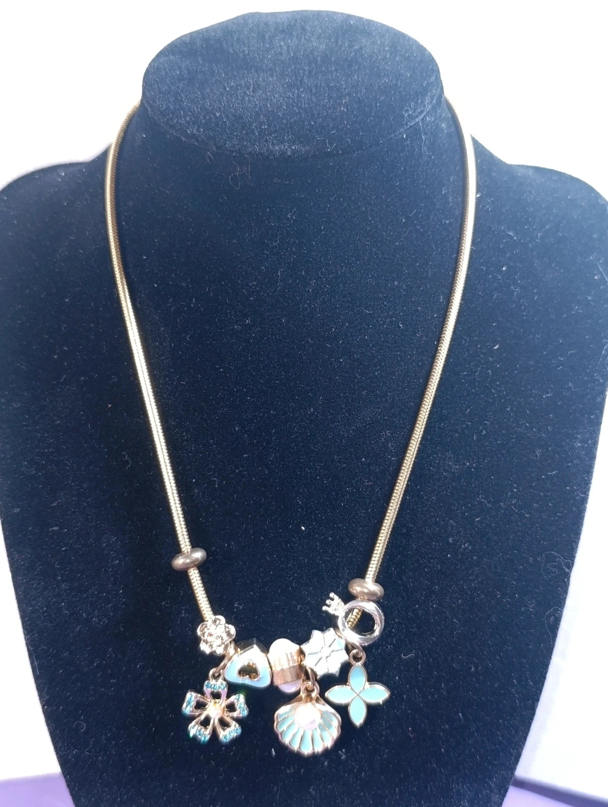 Collar acero dorado con Dijes azules 46 cms