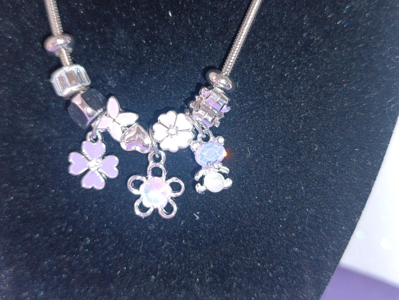 Collar acero plateado con Dijes violetas 46 cms – COLLAR 2