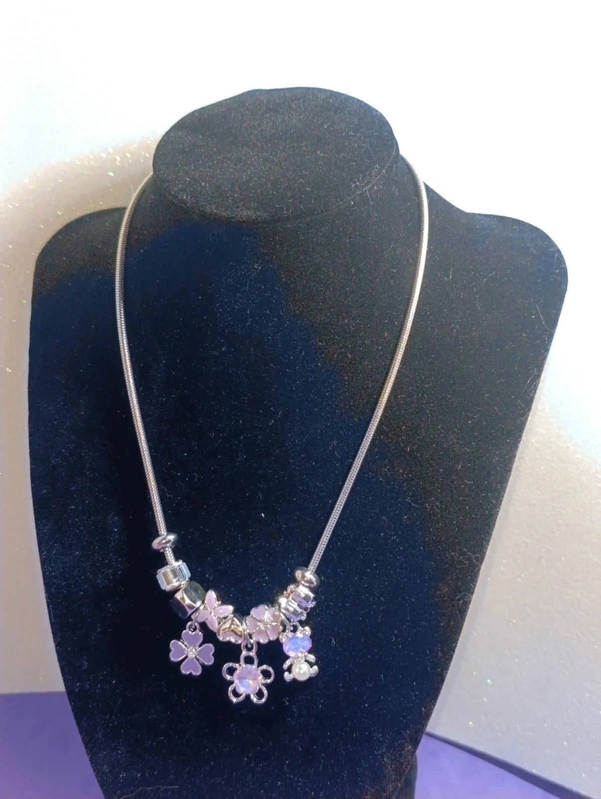 Collar acero plateado con Dijes violetas 46 cms – COLLAR