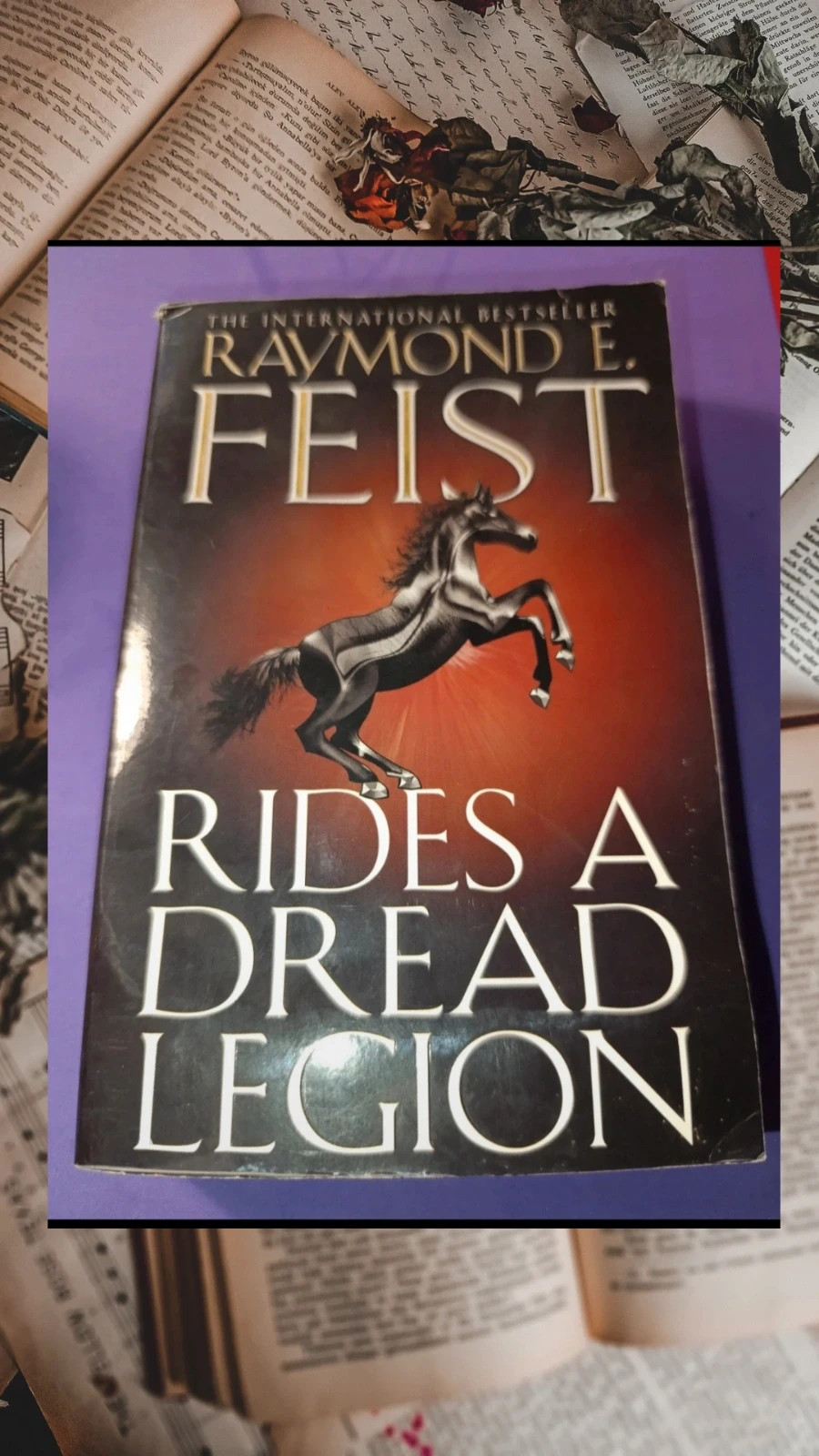 Rides a Dread Legion – Raymond Feist