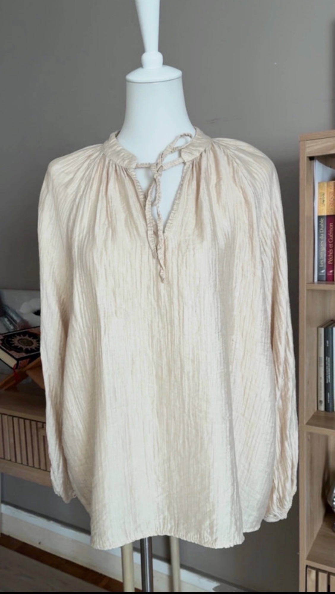 Blouse fluide texturée beige à nouer