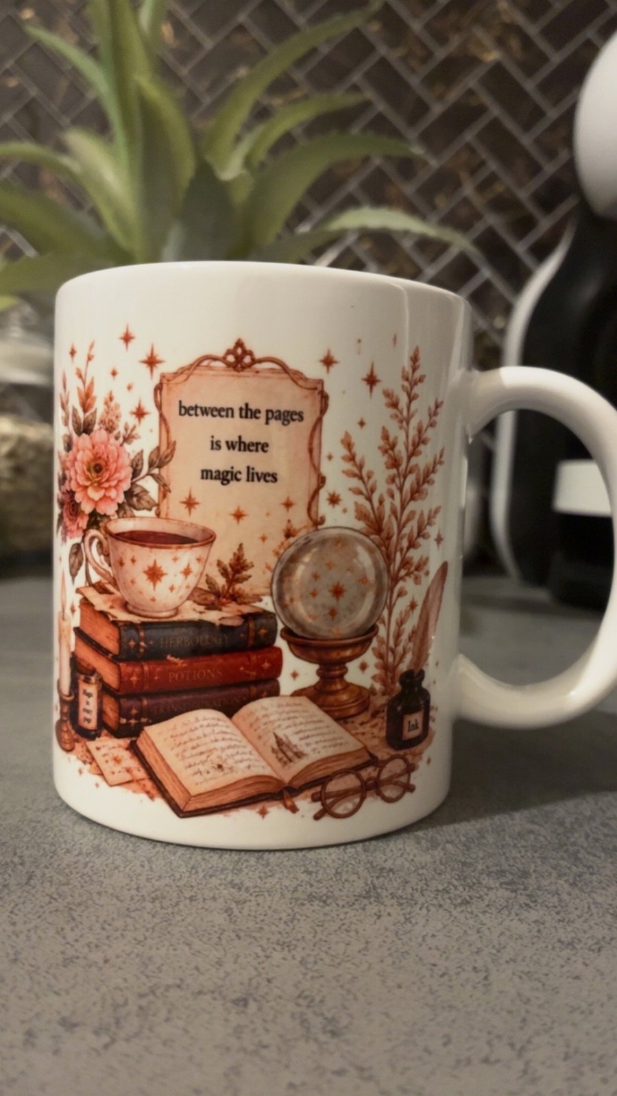 Mug en céramique illustration livresque magie