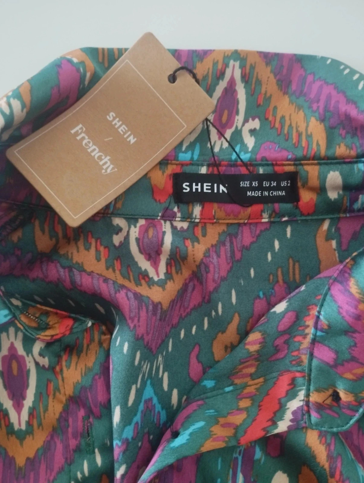 💎 Camisa Satinada Estampado Étnico Shein Frenchy - Talla XS (Nueva). Estilo vintage – Shein – taille XS / 34 / 6 4
