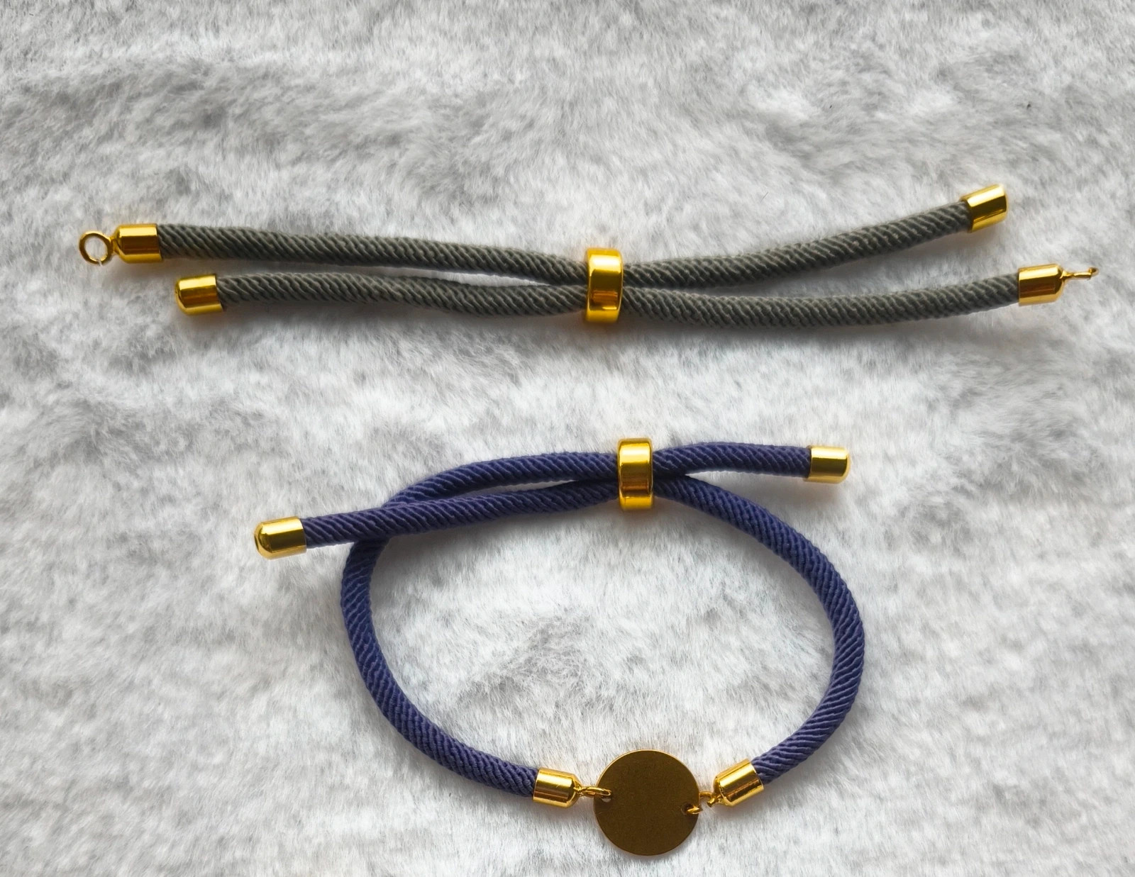 Pulsera de nailon, con dije dorado central. 2