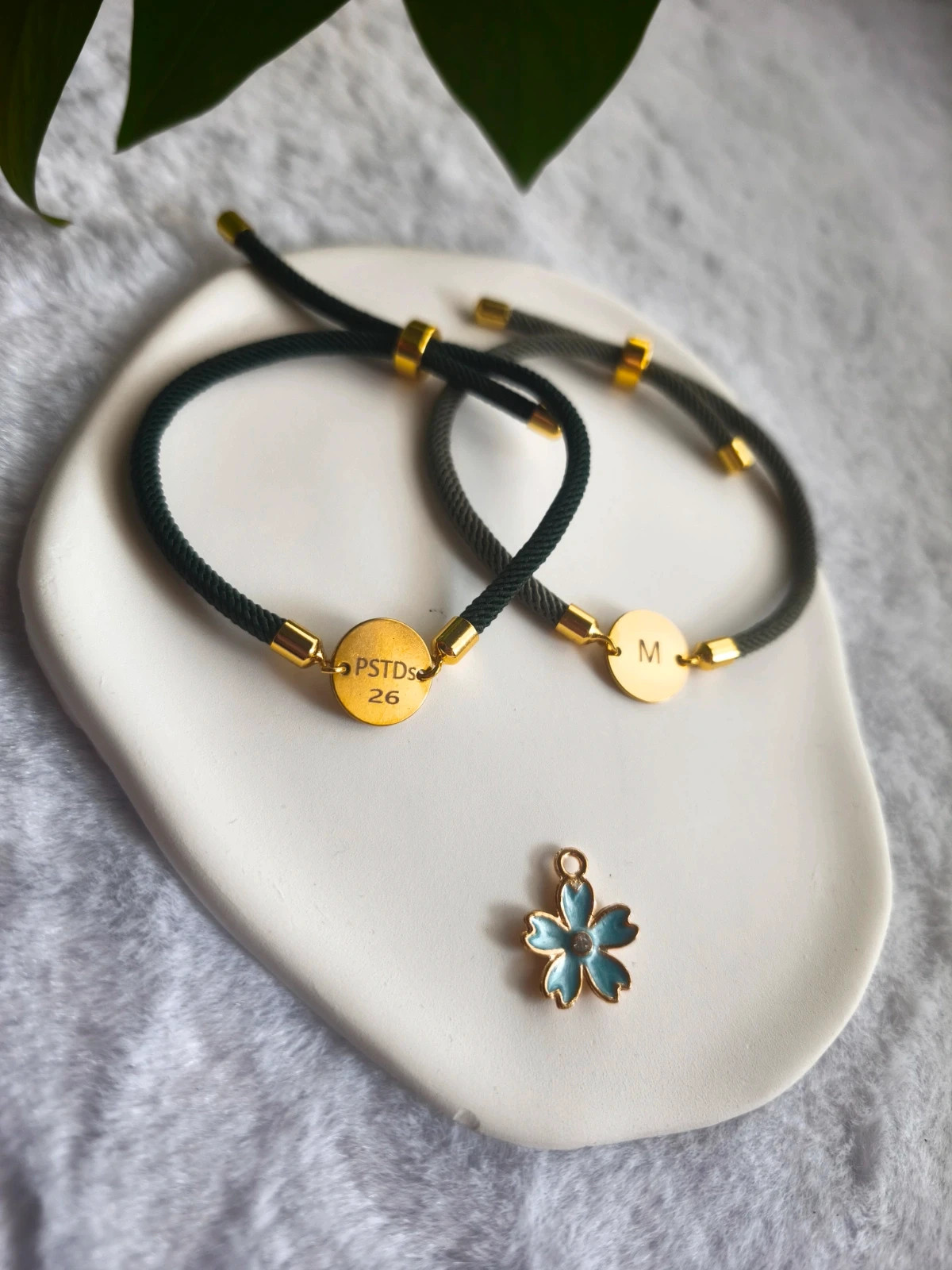 Pulsera de nailon, con dije dorado central. 3