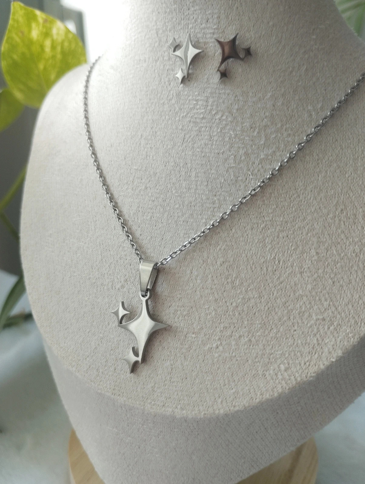 Conjunto collar y pendientes estrellas. Color plateado, acero inoxidable 4