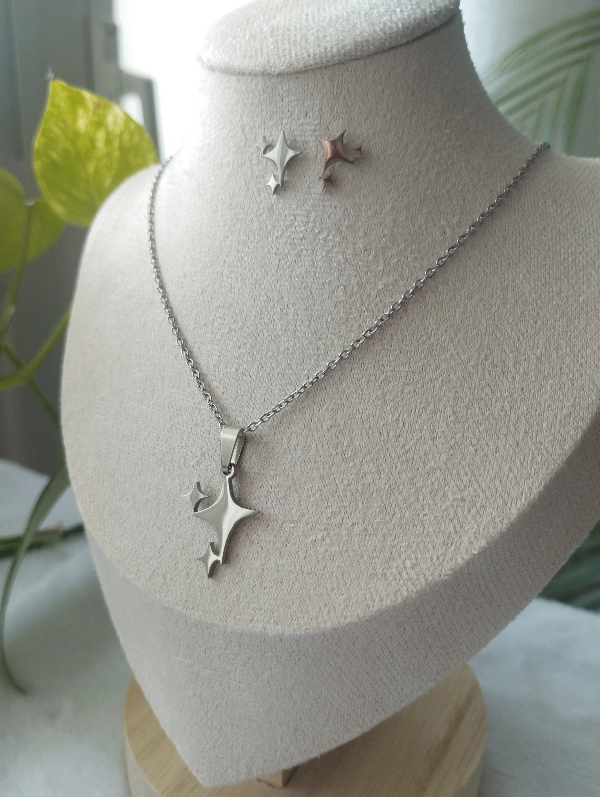 Conjunto collar y pendientes estrellas. Color plateado, acero inoxidable 3