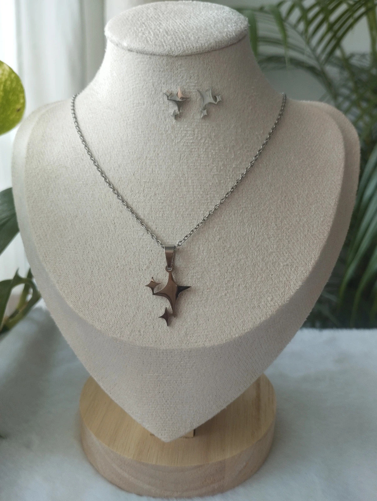 Conjunto collar y pendientes estrellas. Color plateado, acero inoxidable 2