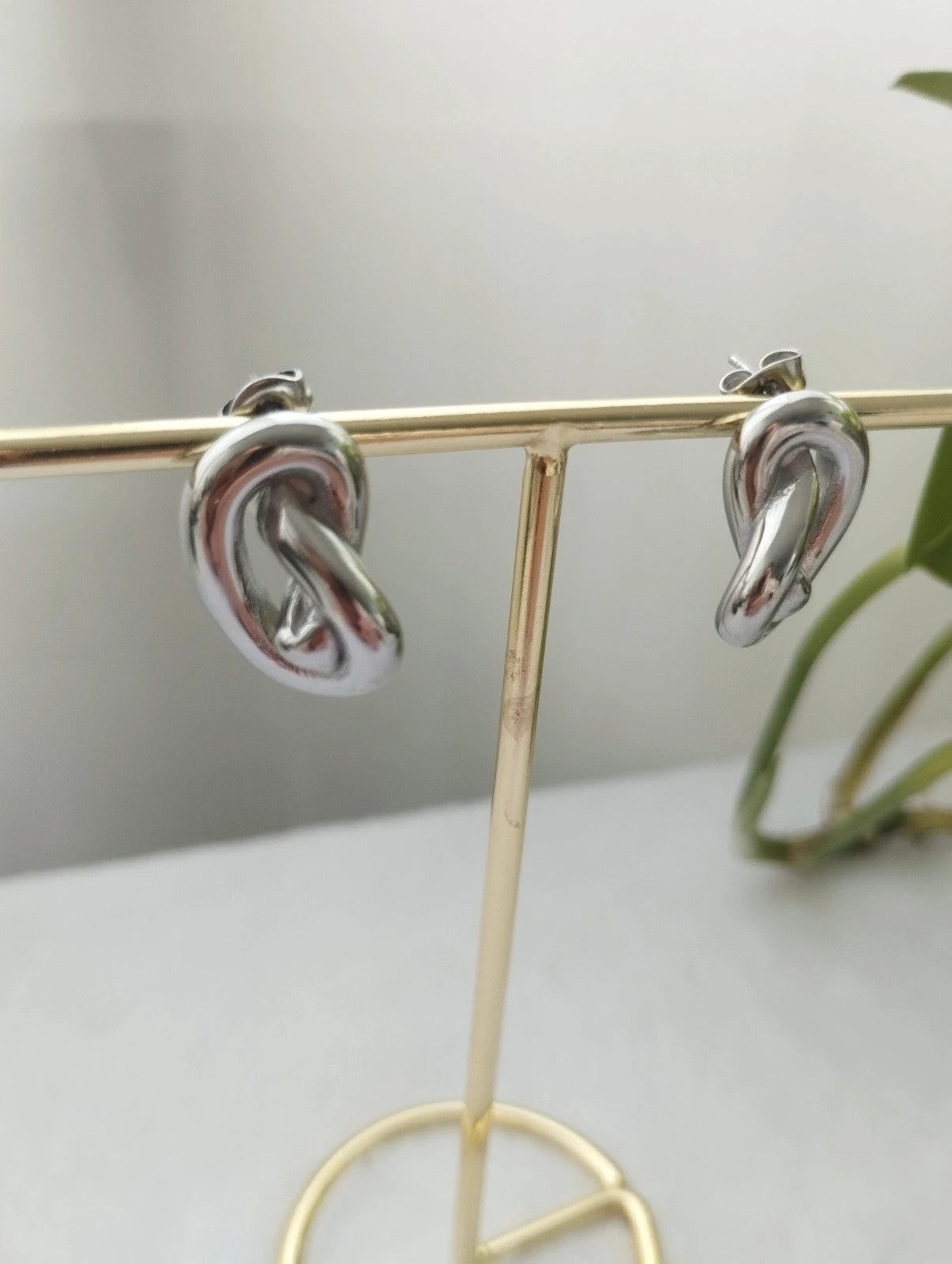 Pendientes nudo plateado. Acero inoxidable 2