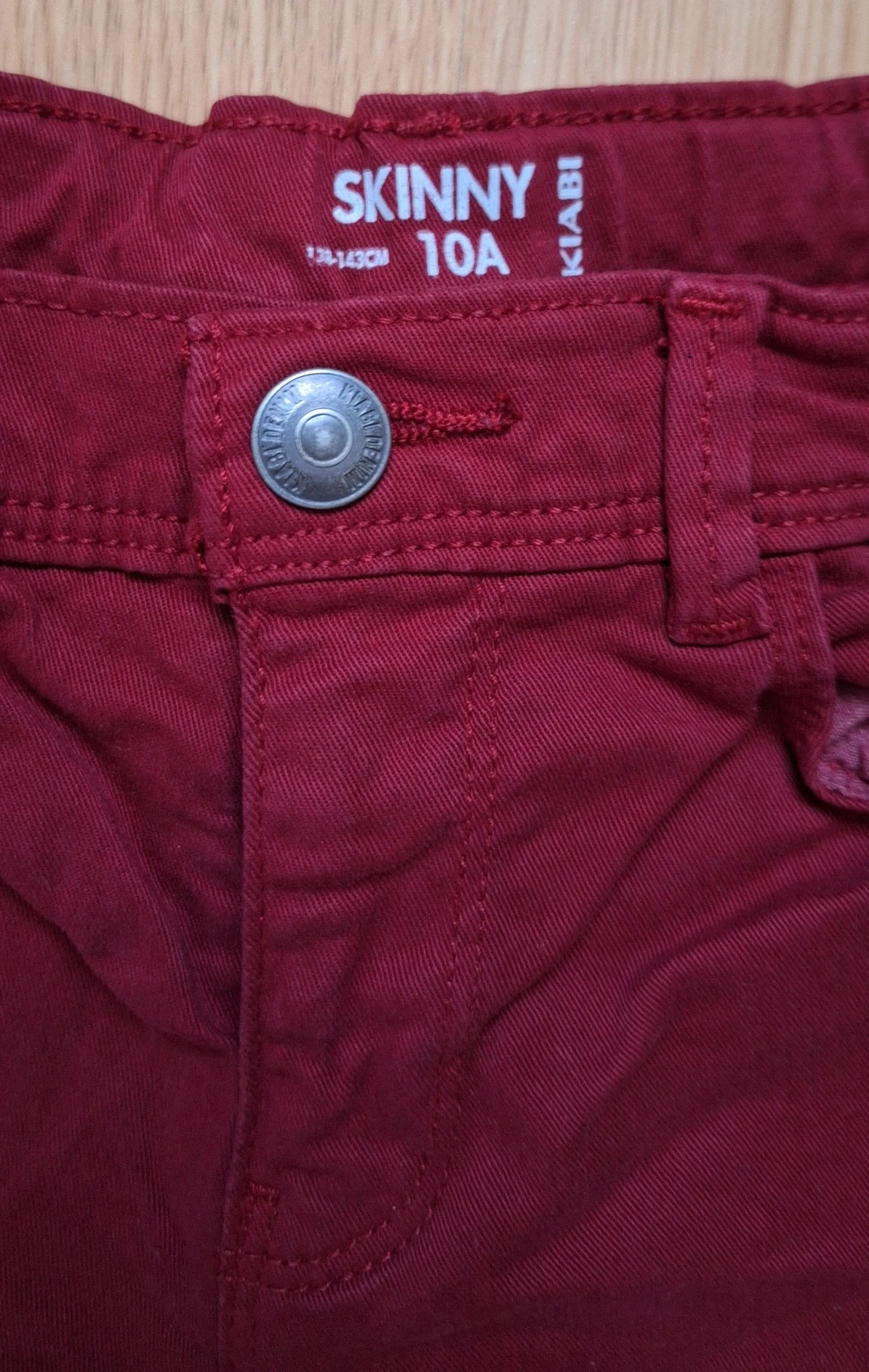 Jean rouge – Kiabi – taille 10 ans / 140 cm 2