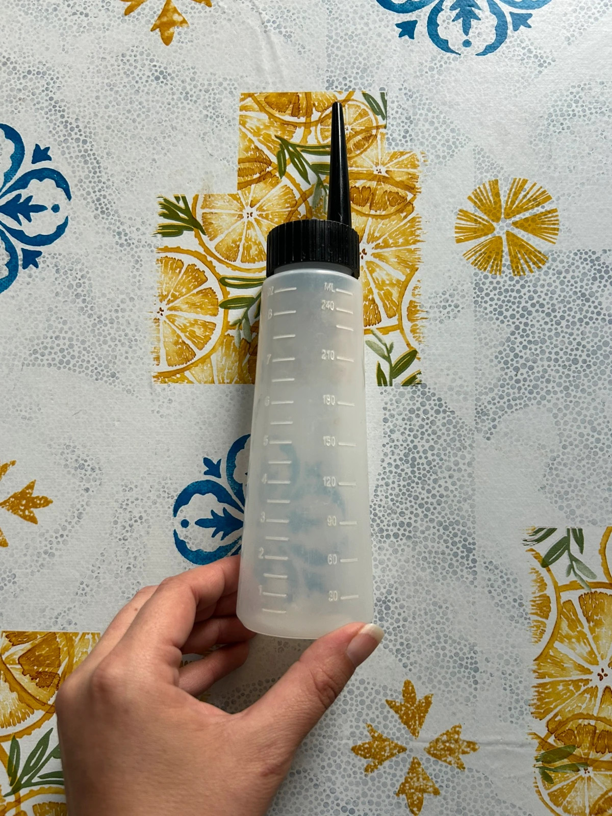 Biberon applicateur pour couleur