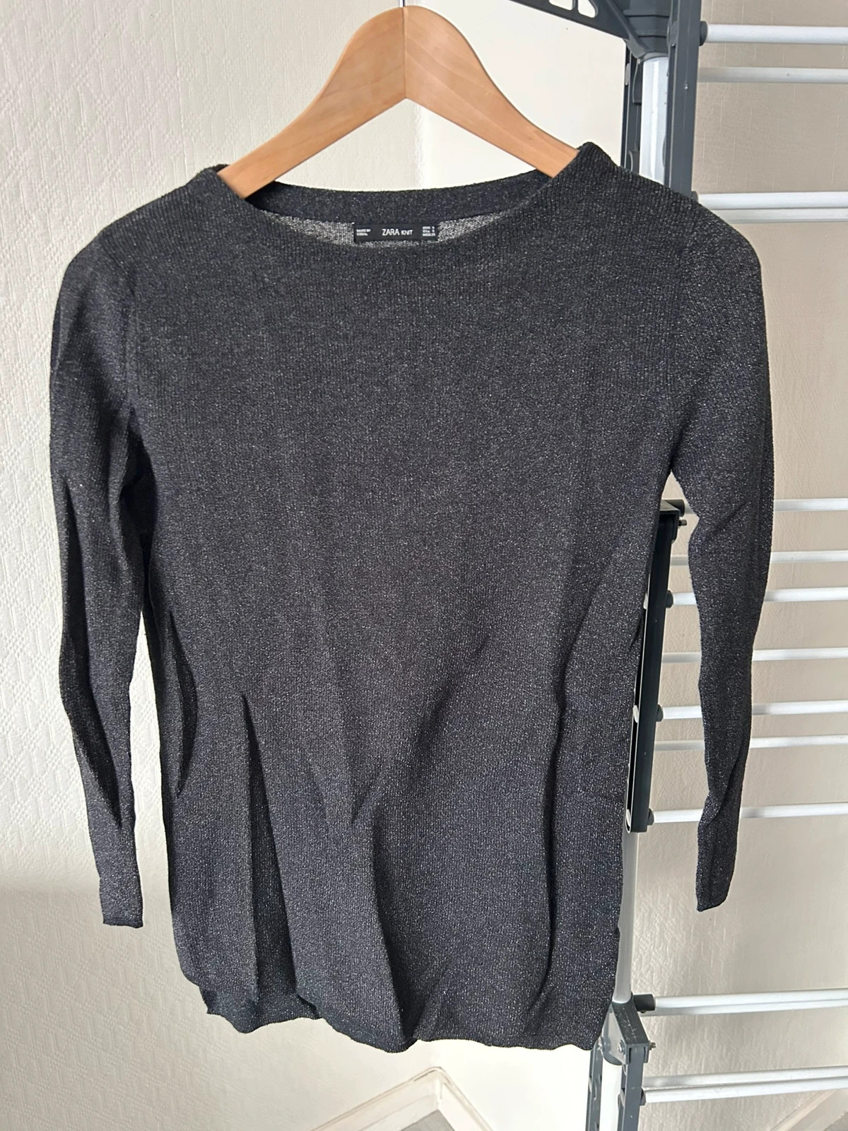 Pull léger noir et argenté Zara