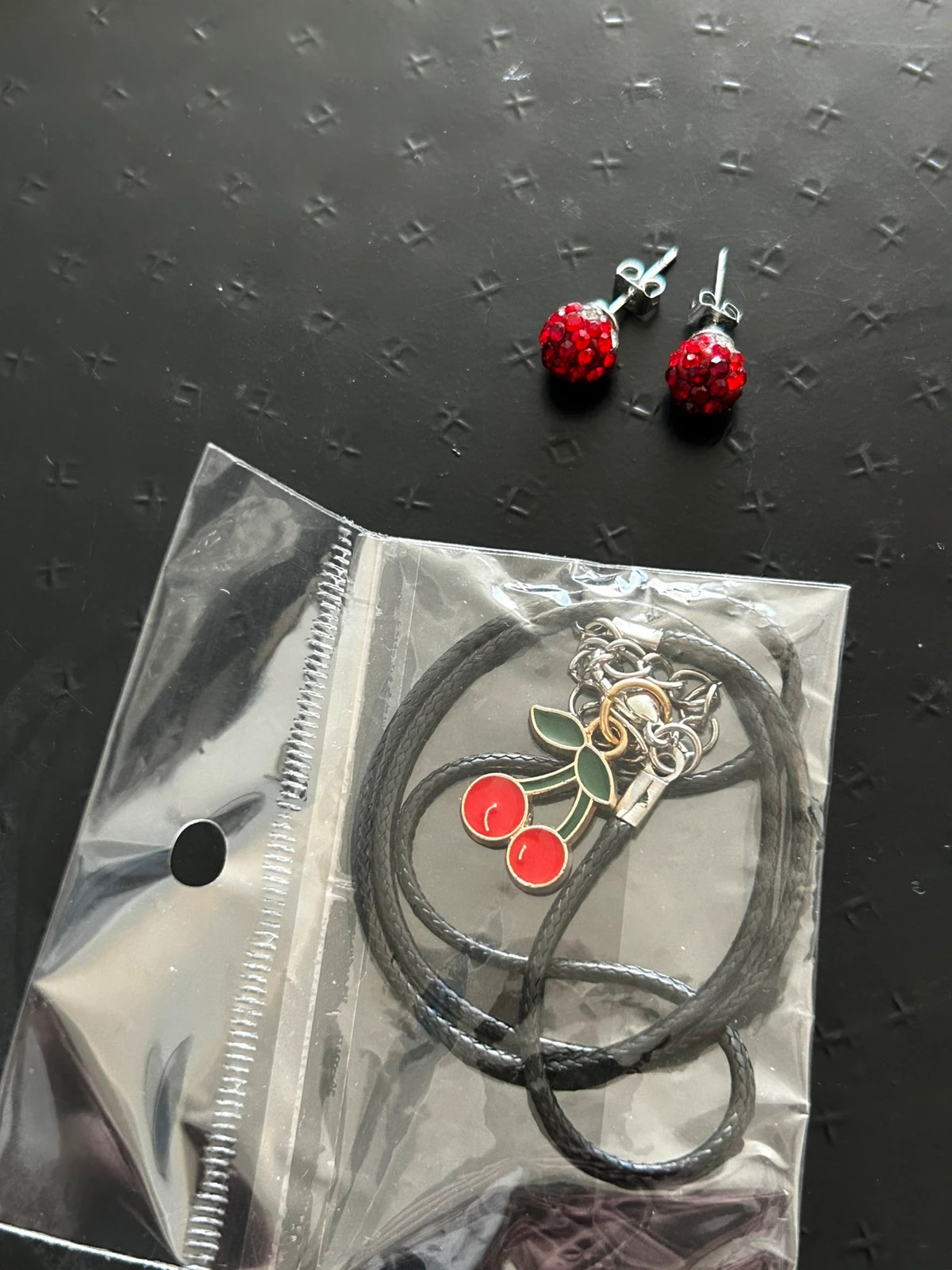 Lot collier et puces rouges