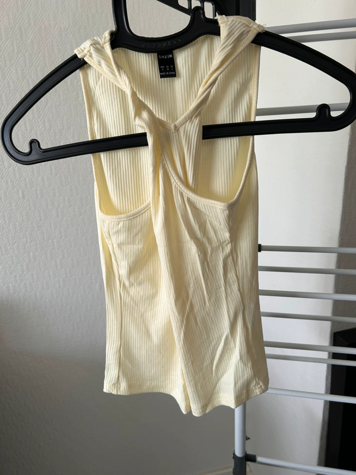 Haut jaune clair neuf