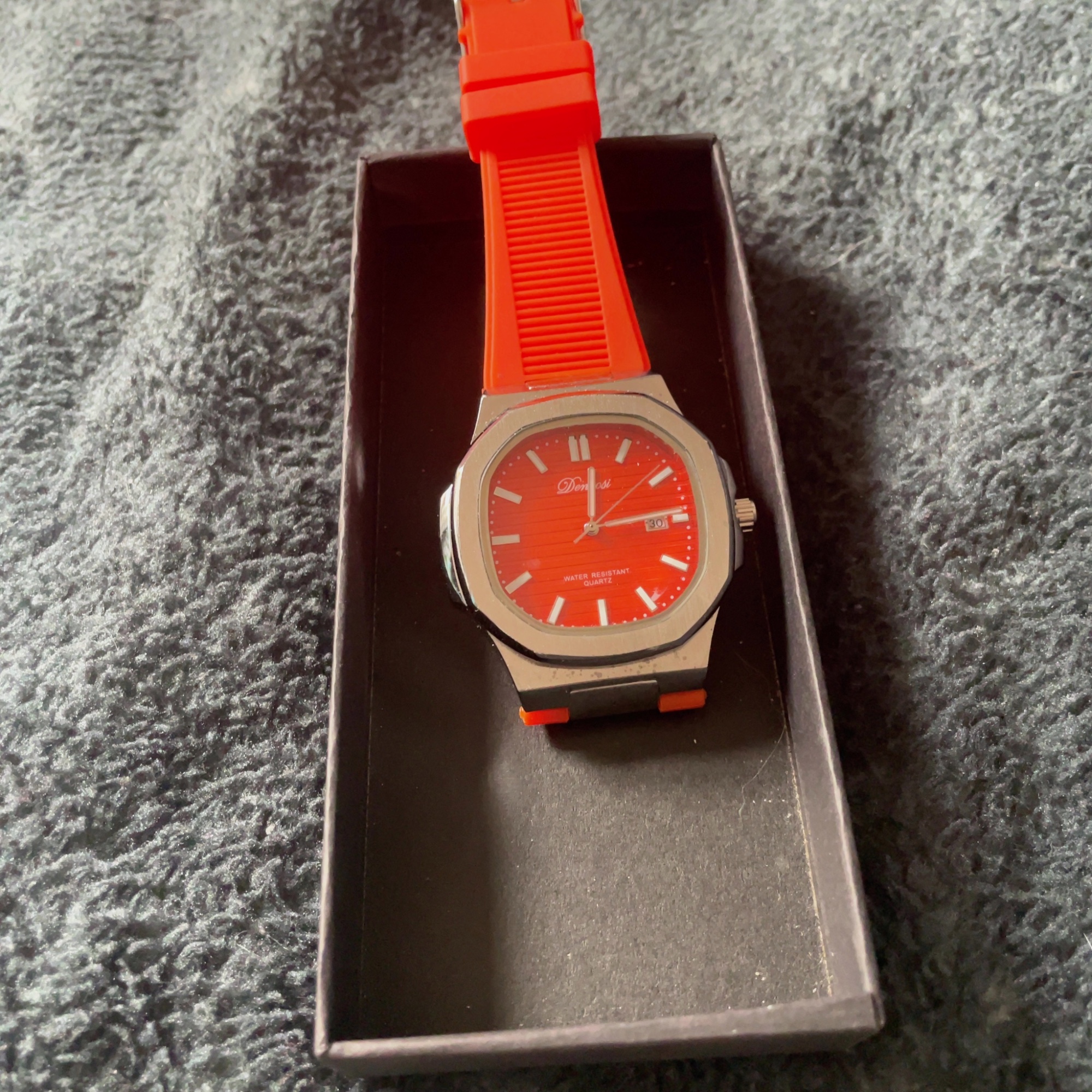 Montre analogique silicone orange et cadran argenté