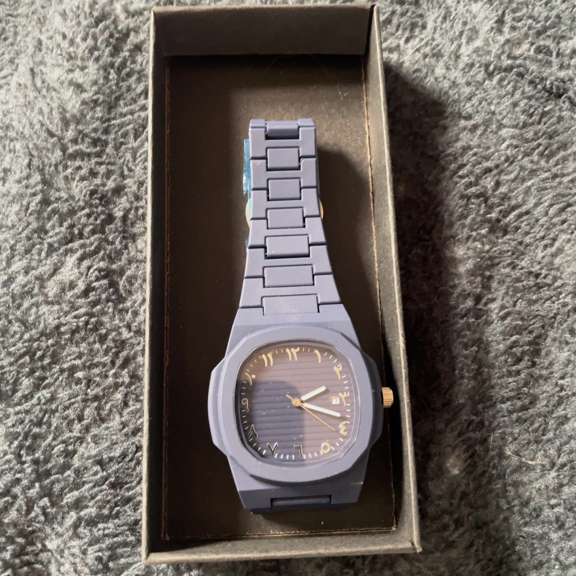 Montre bleue avec chiffres arabes orientaux