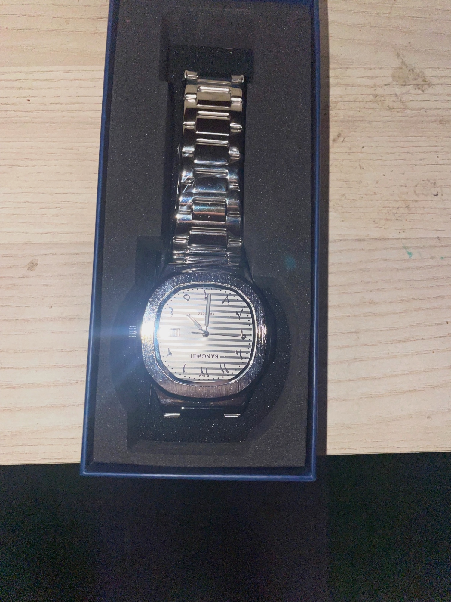 Montre argentée bracelet métallique cadran chiffres arabes