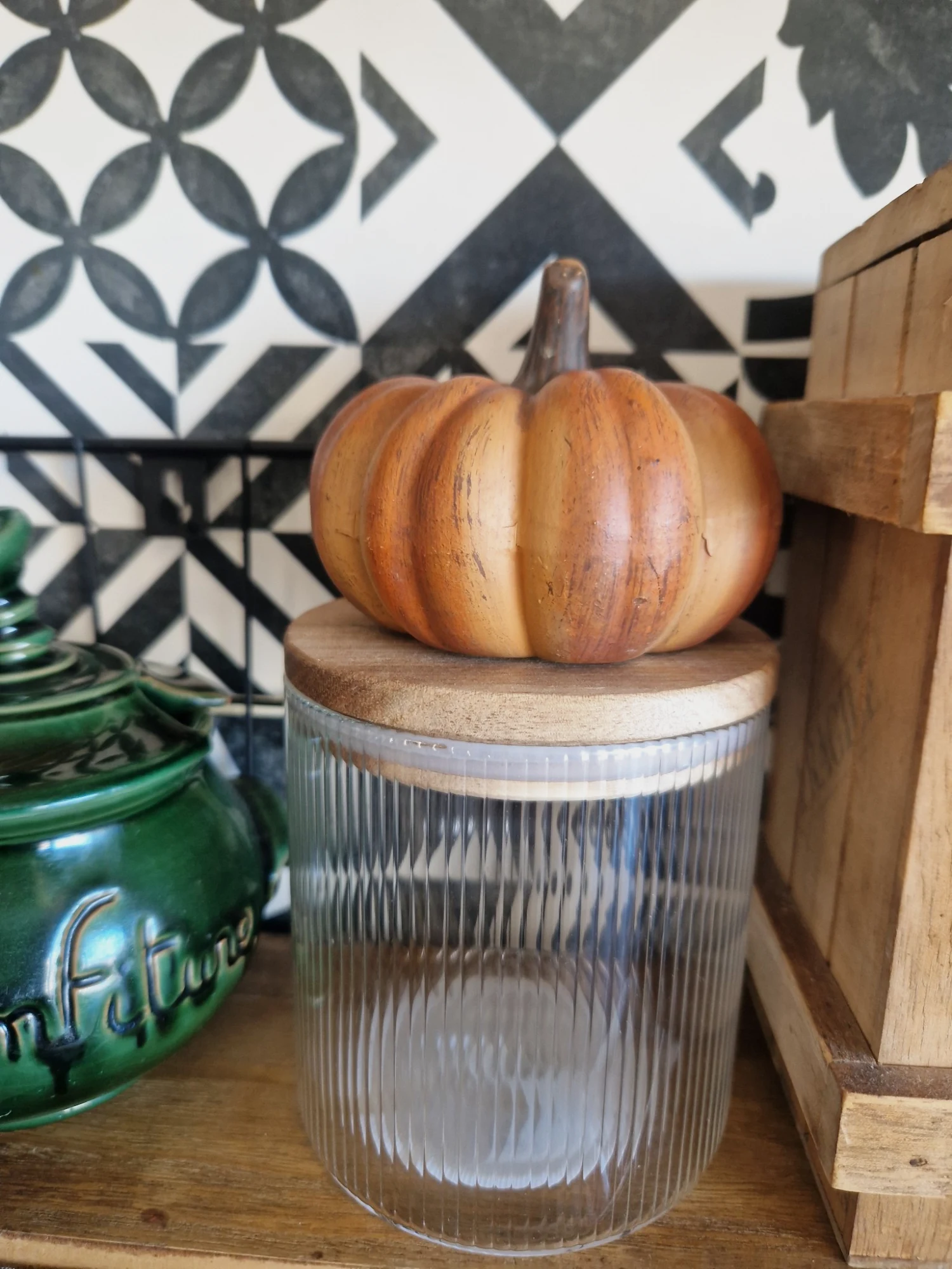 Pot en verre avec citrouille
