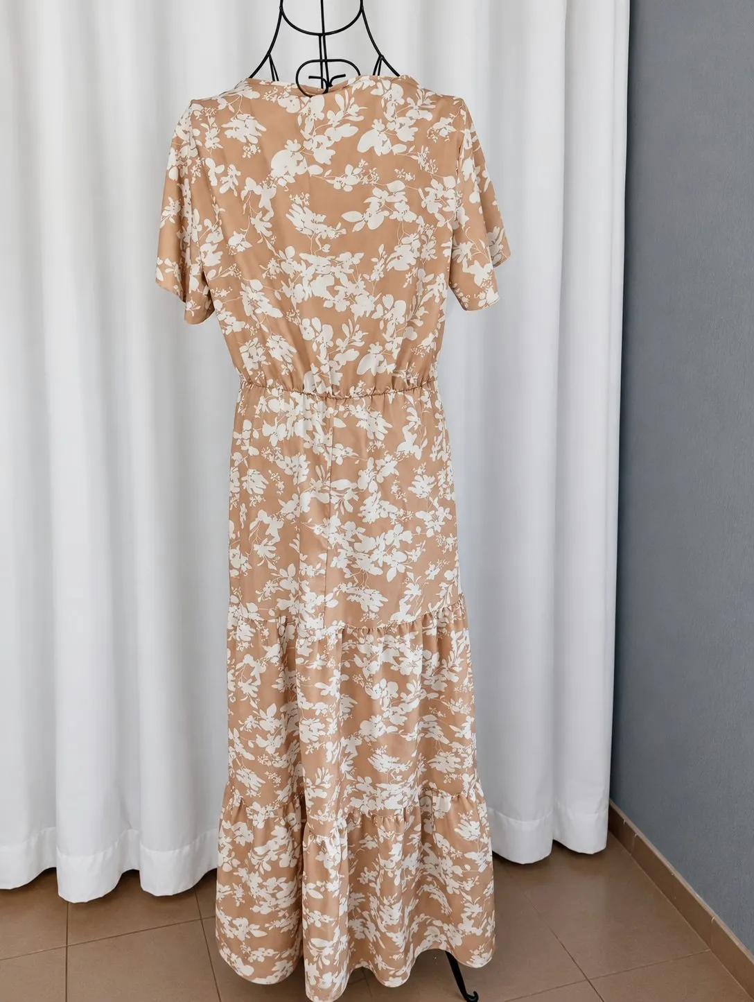 Robe longue fleurie à volants beige – Shein – taille XL 2