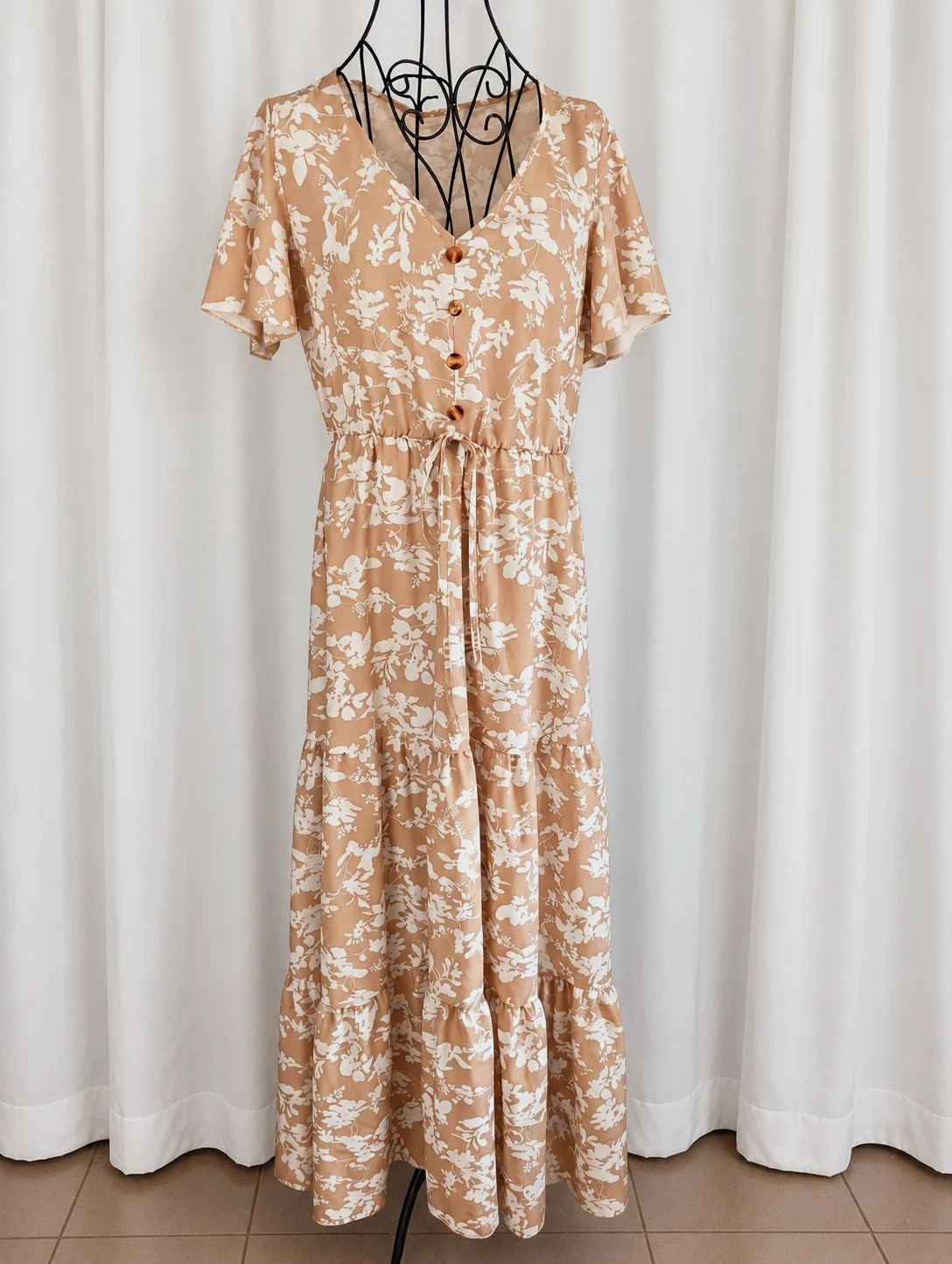 Robe longue fleurie à volants beige
