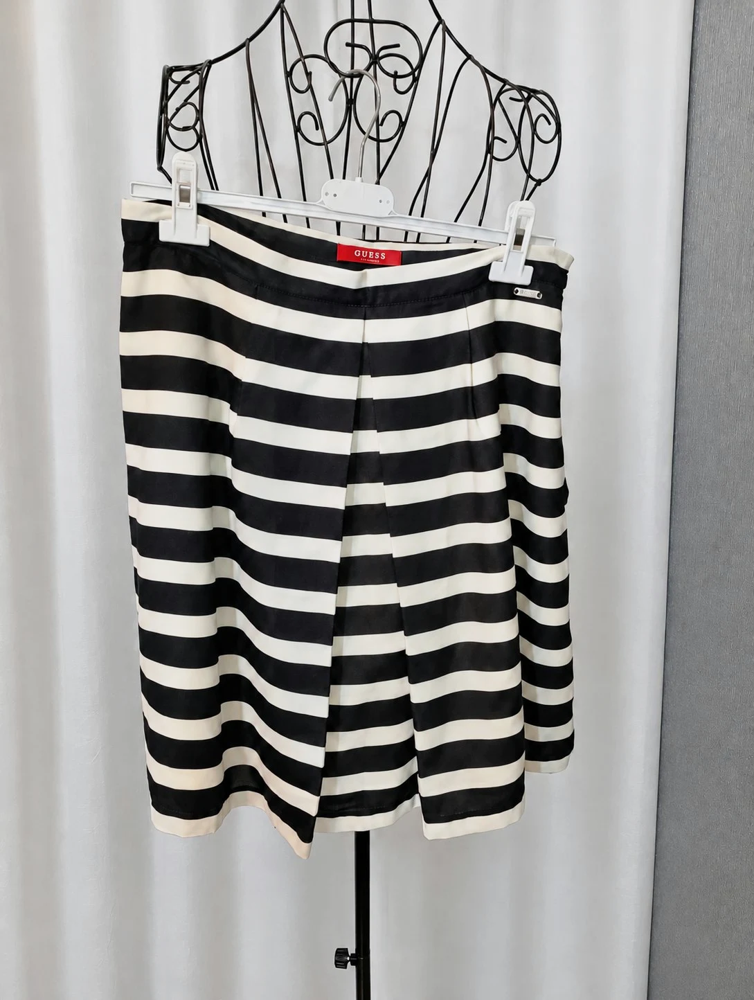 Jupe patineuse rayée noir et blanc Guess