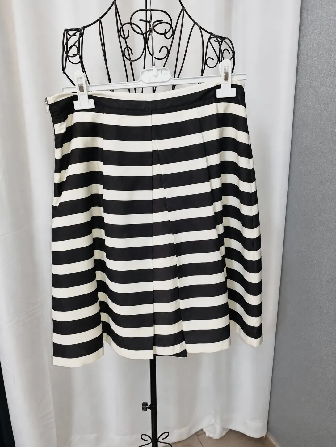 Jupe patineuse rayée noir et blanc Guess – Guess – taille M 2