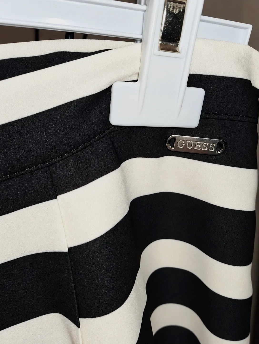 Jupe patineuse rayée noir et blanc Guess – Guess – taille M 3