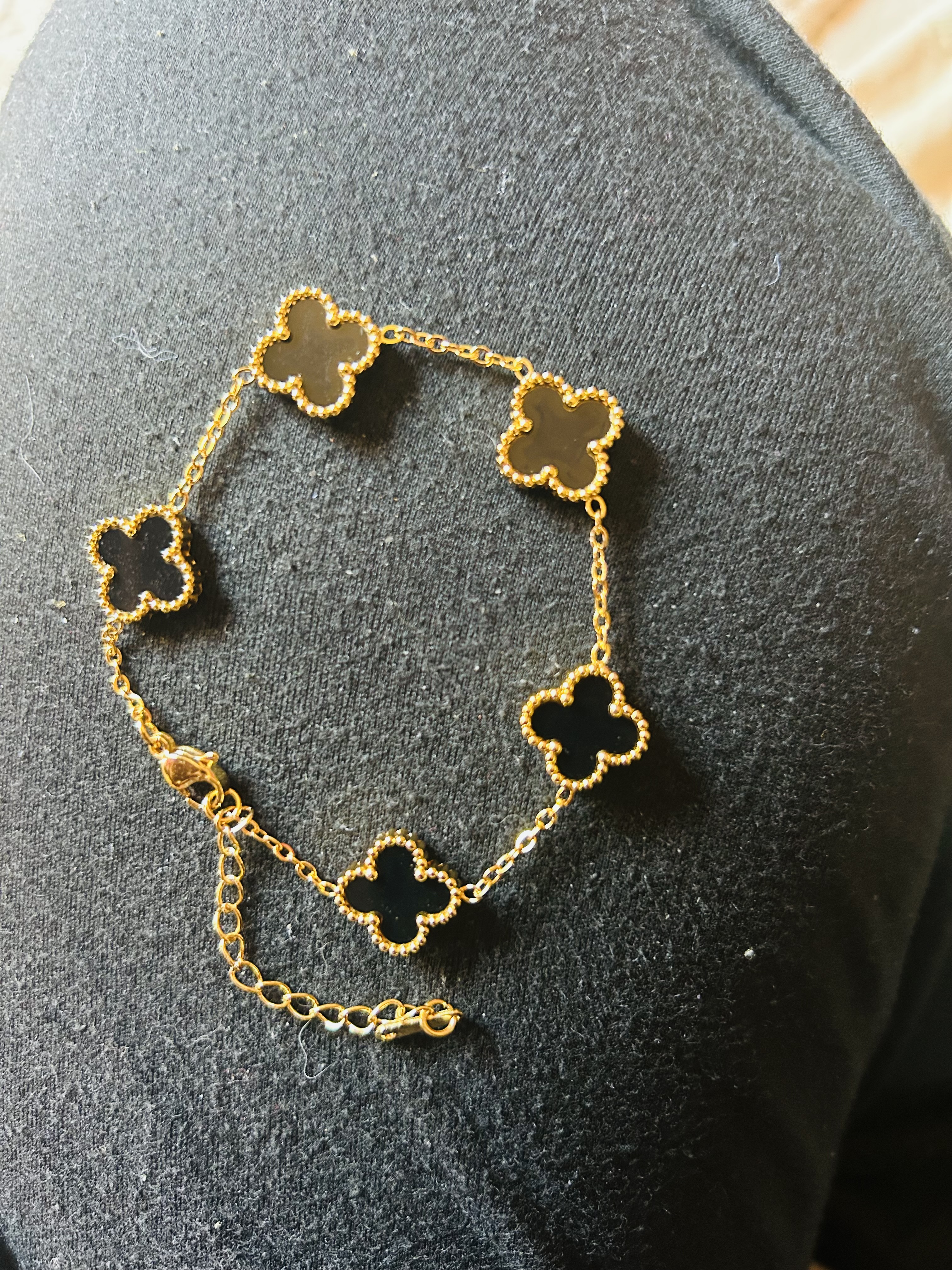 Bracelet doré trèfles noirs 3