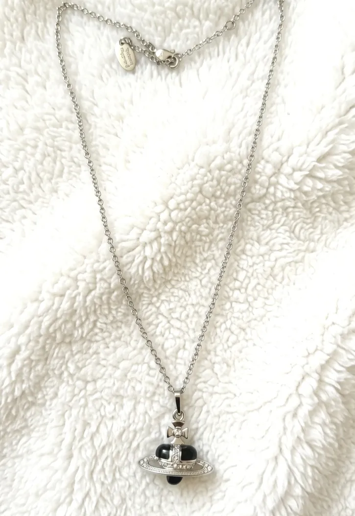 Collier pendentif Saturne noir et argent
