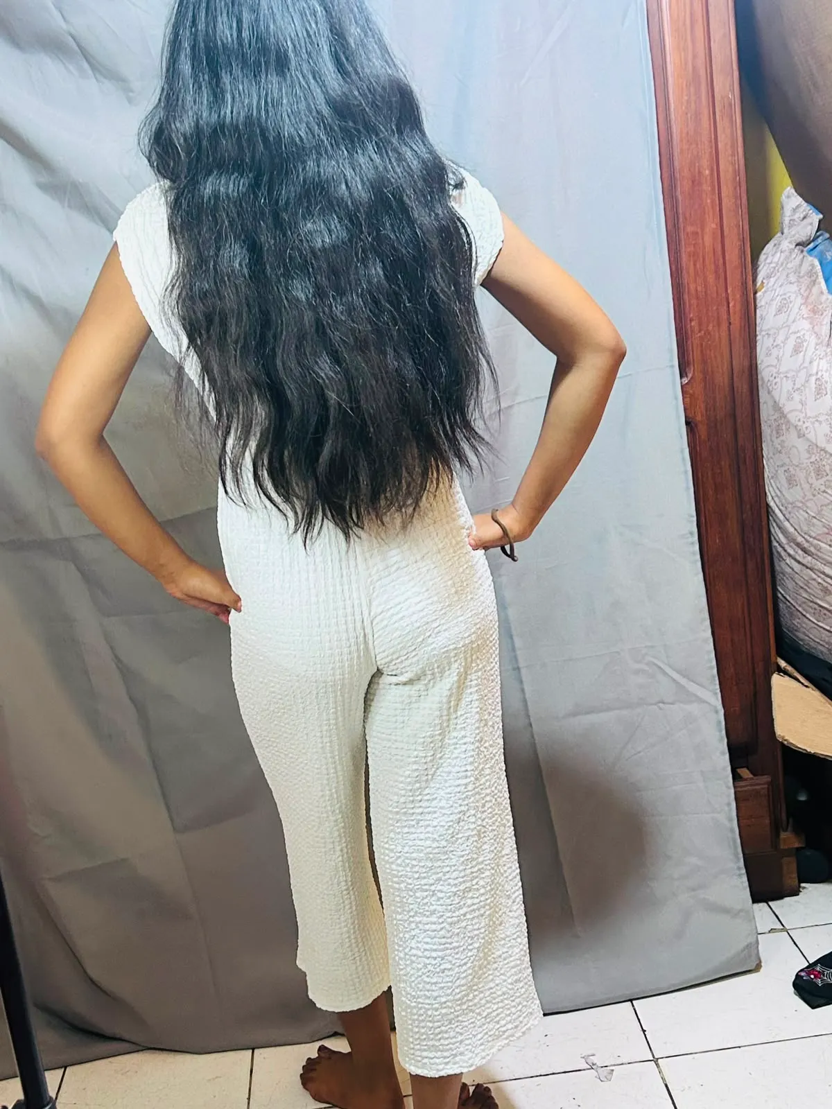 Abito bianco plissettato con cut-out 3