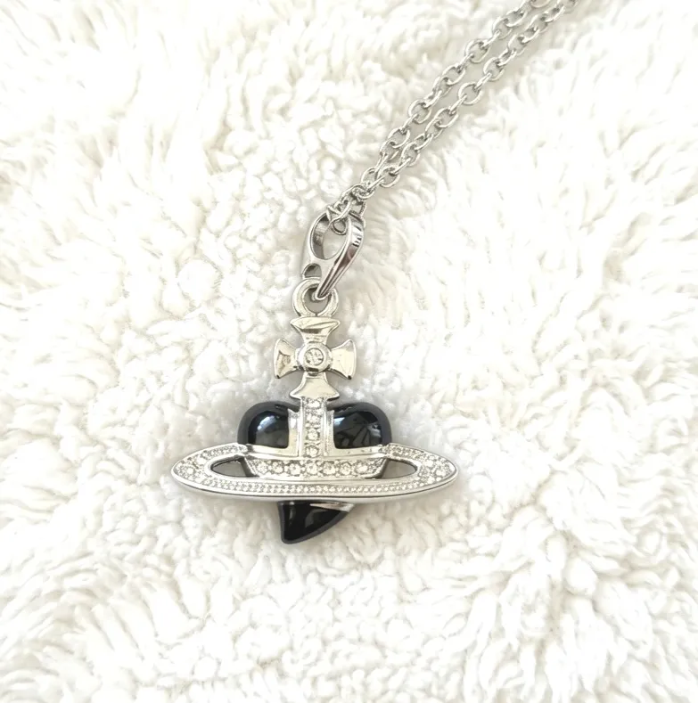 Collier pendentif Saturne noir et argent 4