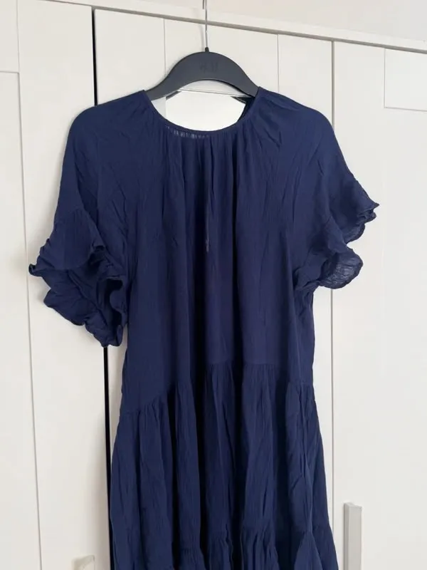 Abito blu navy maniche corte volant 3