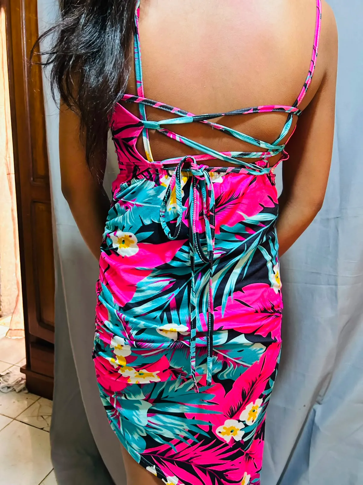 Vestito floreale estivo con lacci incrociati