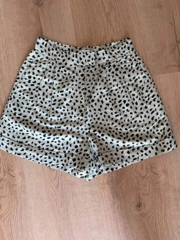 Shorts con stampa pois bianco e nero