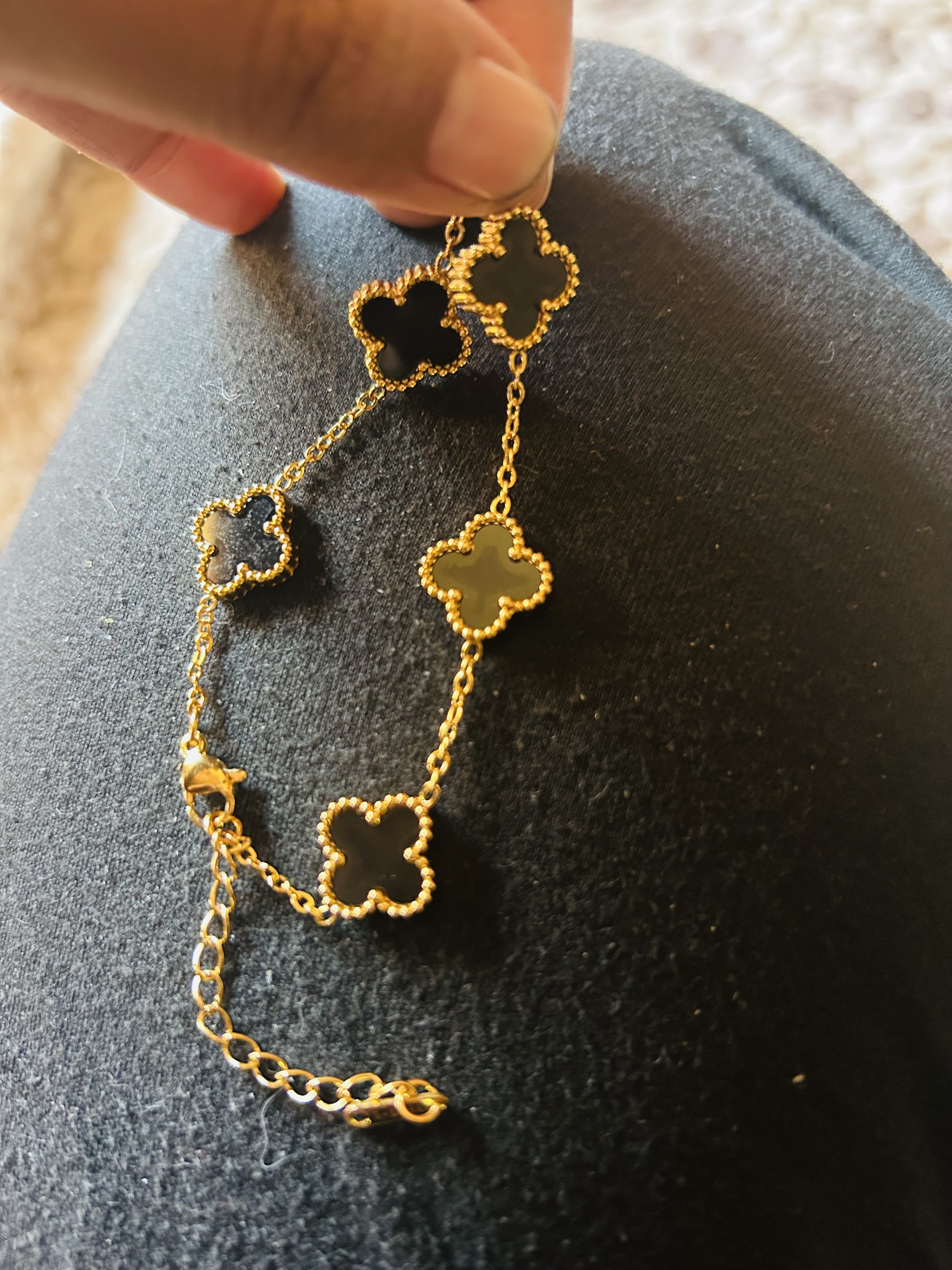 Bracelet doré trèfles noirs 2